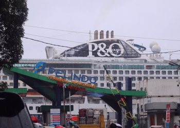 Kapal Pesiar Pacifix Export Buang Jangkar di Ambon
