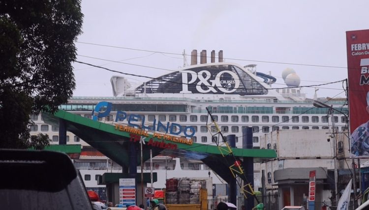 Kapal Pesiar Pacifix Export Buang Jangkar di Ambon