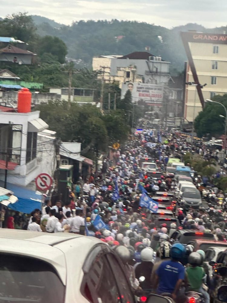 Padat Merayap, Masyarakat Ambon Jemput Kepulangan MI-BMW