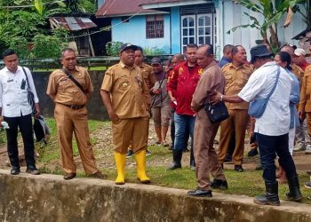 Pj Bupati SBB Tinjau Lokasi Banjir di Desa Kamariang