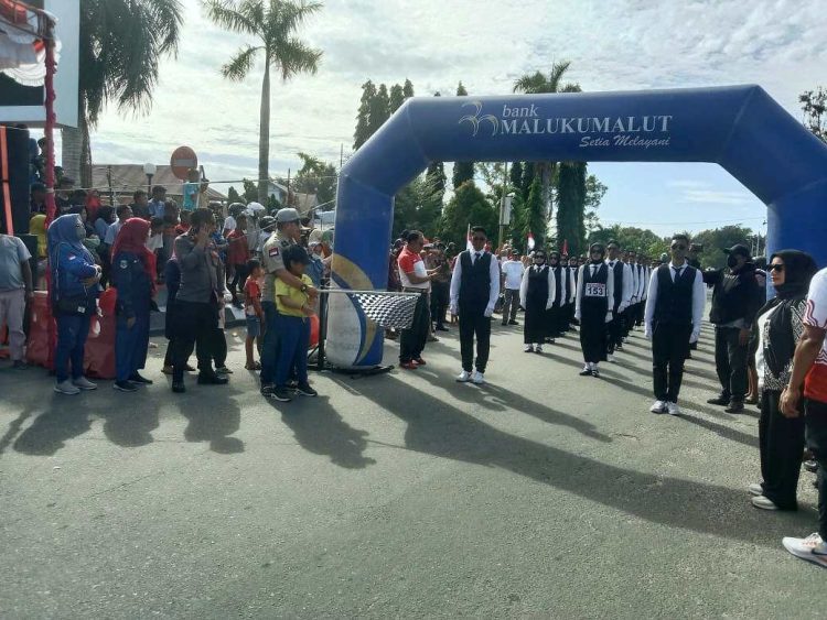 SMAN 1 Buru Juara Gerak Jalan Indah