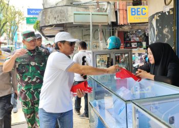 Pupuk Rasa Cinta, Pemprov Maluku Bagikan Bendera di Bulan Merdeka
