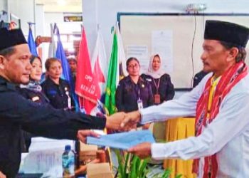 Daftar ke KPU SBB: Paslon AMANUSA di iringi Cakalele dan Hadrat