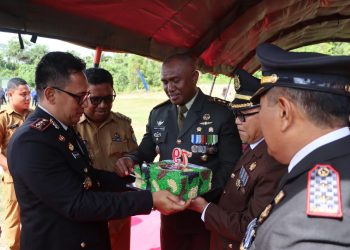 Perkokoh Sinergitas di Momentum 79 Tahun TNI, Kapolres SBB Beri Kejutan Kue Ultah
