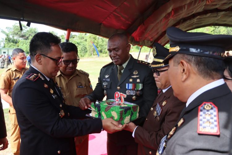 Perkokoh Sinergitas di Momentum 79 Tahun TNI, Kapolres SBB Beri Kejutan Kue Ultah