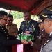 Perkokoh Sinergitas di Momentum 79 Tahun TNI, Kapolres SBB Beri Kejutan Kue Ultah