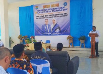 Temui Masyarakat Huamual, Pj Bupati Pastikan Eksekusi Jalan Lintas ke Piru Hingga Salurkan Bantuan Sosial