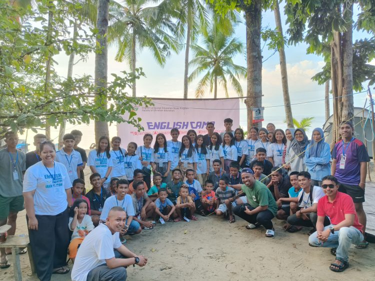 Program Studi Pendidikan Bahasa Inggris IAKN Ambon Sukses Gelar English Camp di Pantai Hanenu Morela
