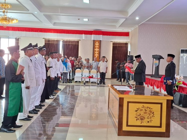 Lantik Kades Uraur, Waimital Serta Pj Tiang Bendera, Ely Dorong Pembangunan dan Kemajuan