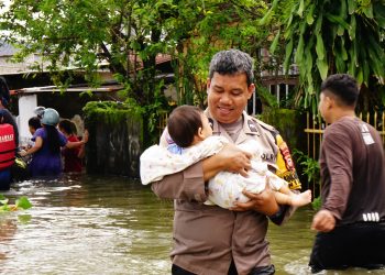 Tanggap, Polri Evakuasi Korban Banjir di Makassar