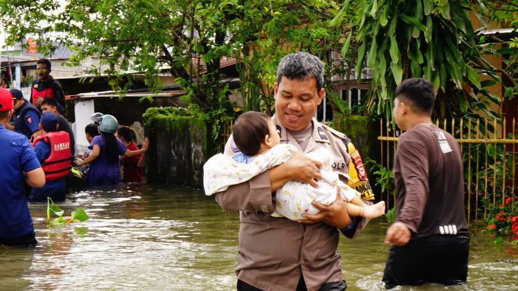 Tanggap, Polri Evakuasi Korban Banjir di Makassar