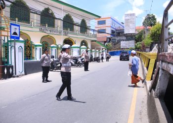 Wujudkan Toleransi Antar Umat Beragama, Polwan di Maluku Amankan Ibadah Shalat Jumat