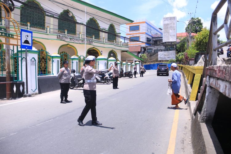 Wujudkan Toleransi Antar Umat Beragama, Polwan di Maluku Amankan Ibadah Shalat Jumat