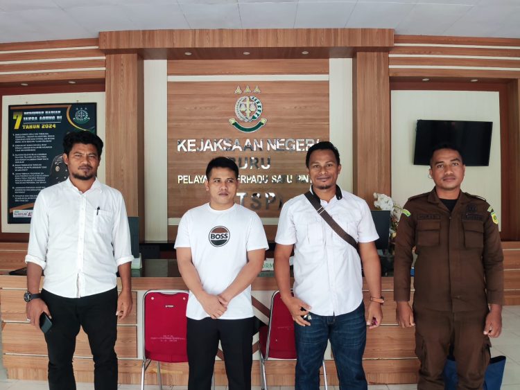 Polres Buru Serahkan Tersangka Penambangan Emas Ilegal ke Kejaksaan