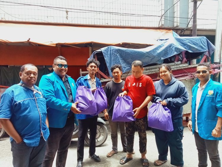 Jelang Ramadhan, KNPI Maluku Blusukan Bagikan Sembako