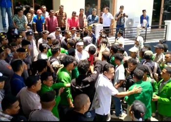 Tolak Efisiensi Anggaran, Puluhan Mahasiswa dan Polisi Nyaris Bentrok