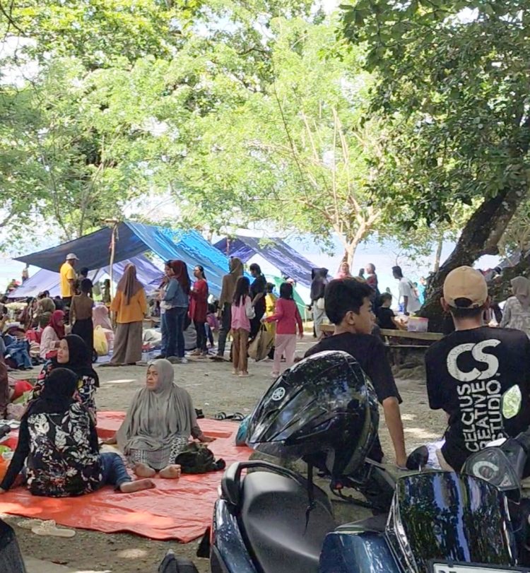 Akhir Pekan Jelang Ramadhan 1446 H, Masyarakat Pulau Ambon Padati Wisata Pantai Liang