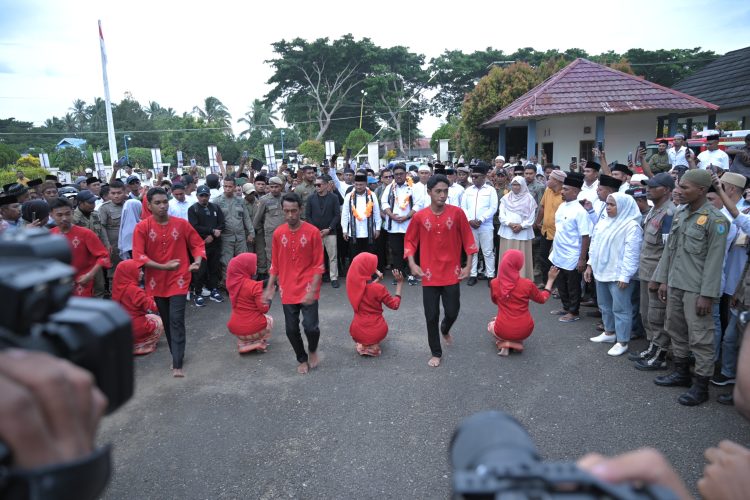 Bupati dan Wakil Bupati SBT Tiba di Kota Bula, Ribuan Orang Lakukan Penjemputan