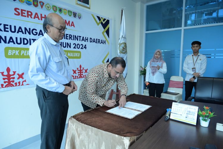 Bupati SBT Serahkan Laporan Keuangan Pemerintah Daerah Tahun 2024 ke BPK