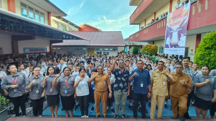 Diskominfo Ambon Sosialisasikan Literasi Digital di SMP Xaverius untuk Kesehatan Mental Siswa