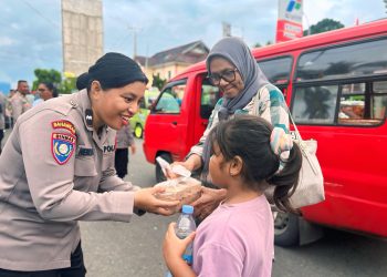 Ditbinmas Polda Maluku Bagi-bagi Makanan Berbuka Puasa