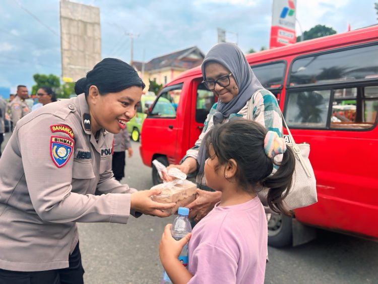Ditbinmas Polda Maluku Bagi-bagi Makanan Berbuka Puasa