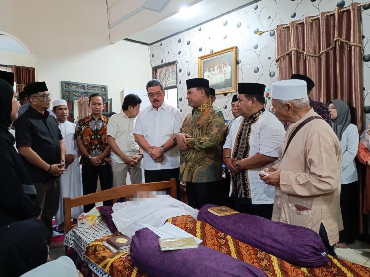 Gubernur – Wagub Maluku Melayat ke Rumah Duka Imam Besar Masjid Raya Al-Fatah Ambon