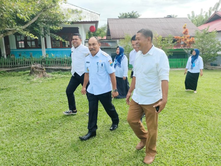 Wabup SBB Pantau Ujian Sekolah di Kecamatan Amalatu