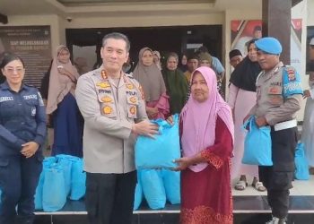 Polersta Ambon Berbagi Sembako ke Warga Waihaong