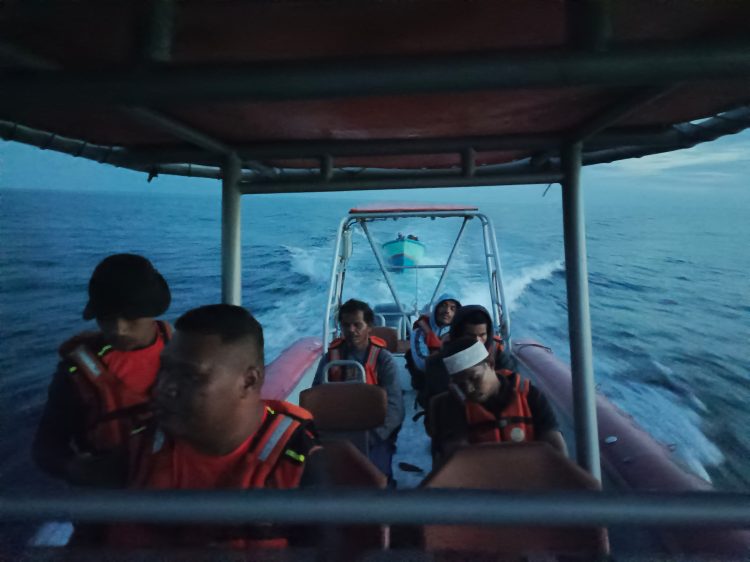 Tim SAR Gabungan Selamatkan Lima Nelayan, Ini Kronologi!
