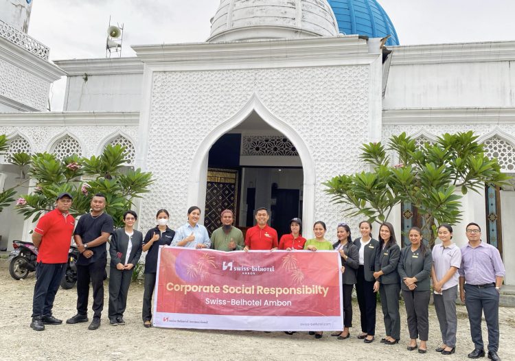 Swiss-Belhotel Berbagi Ratusan Paket Takjil  di Teluk Ambon