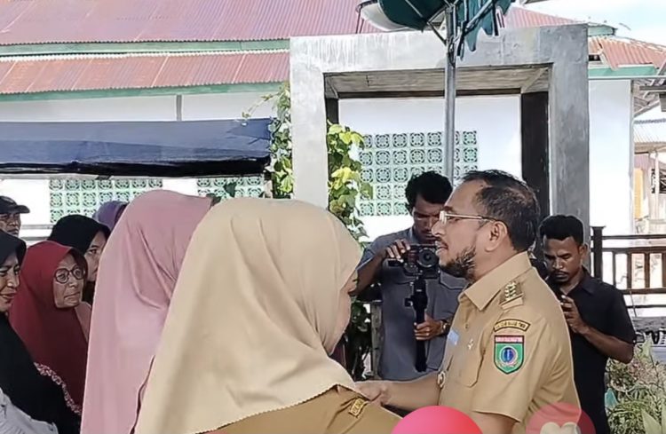 Gelar Halal Bihalal di Geser, Pemkab SBT Bagikan Ratusan Paket Sembako dan Santunan