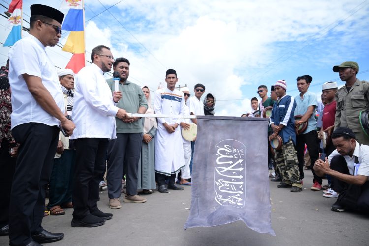 Bupati SBT Lepas Jemaah Hadrat dan Aiwat Keliling Kota Bula