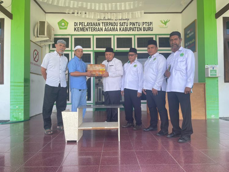 Langkah Nyata Wakaf Yayasan Indah, Ika DBC dan Kemenag Maluku Bersama Gubernur Maluku: Ribuan Mushaf Al-Qur’an Disalurkan di Kabupaten Buru
