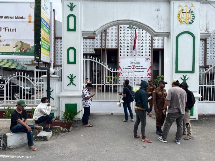 Kejati Maluku Didemo Aktivis dan Mahasiswa, Tuntut Usut Dugaan Penyimpangan Anggaran Jalan Saleman – Besi