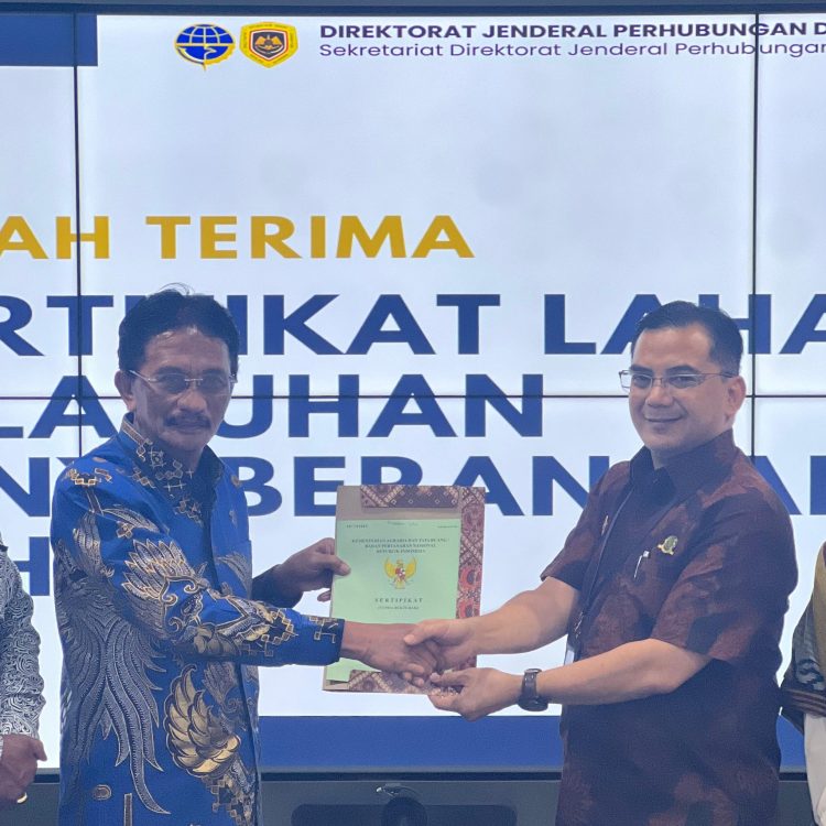 Perihal Konektivitas Kawasan, Bupati SBB Serahkan Sertifikat Lahan Pelabuhan Luhu ke Kemenhub