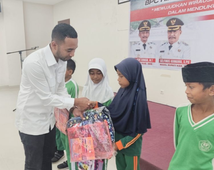 HIPMI SBB Tunjukkan Aksi Nyata: Bantu Perlengkapan Belajar untuk Anak Negeri di Tengah Semarak Pelantikan