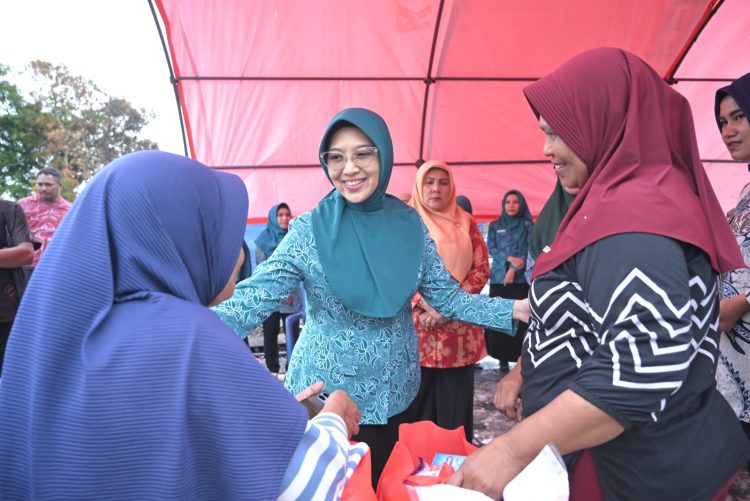 Kunjungi Lokasi Kebakaran, Ketua TP-PKK SBT Serahkan Bantuan kepada Para Korban