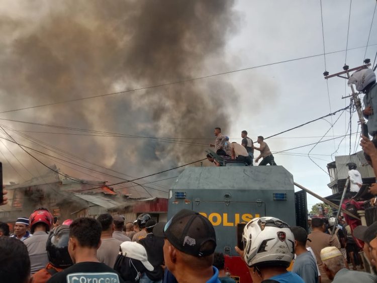 Kebakaran Besar Guncang Jantung Kota Bula, Sejumlah Toko dan Rumah Ludes Terbakar