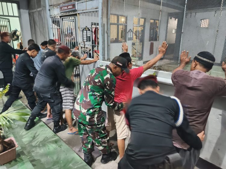 Lapas Wahai Gelar ‘One Week One Raid’ sebagai Langkah Preventif Pemberantasan Narkoba dan Handphone Ilegal