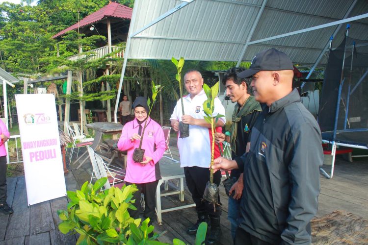 Kolaborasi Hijau Polresta Ambon dan Gamapala Tanam Mangrove, Momen 79 Tahun Bhayangkara