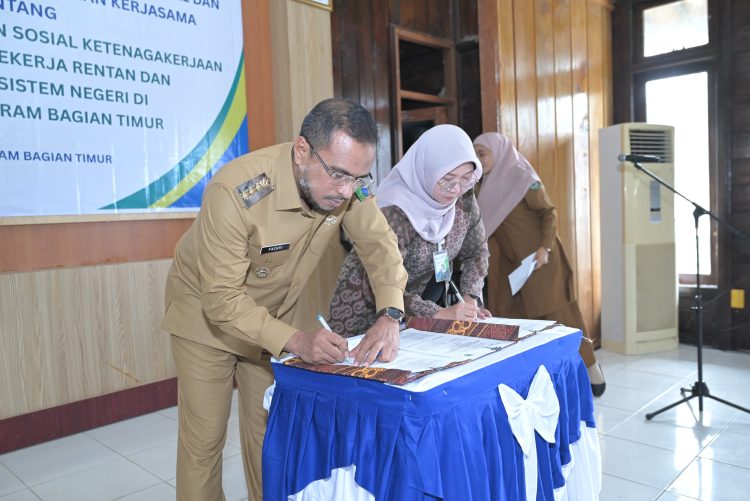Bupati Seram Bagian Timur Teken PKS Program Jaminan Sosial Ketenagakerjaan untuk Non-ASN dan Pekerja Rentan