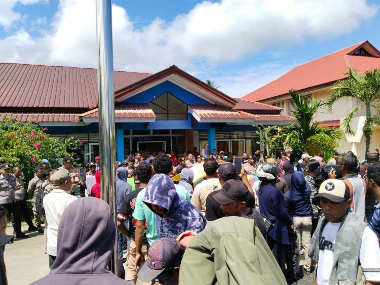 Aksi Massa dan Jeritan di Seram Barat, Ketika 424 Pekerja Jadi Korban Kebijakan Elit