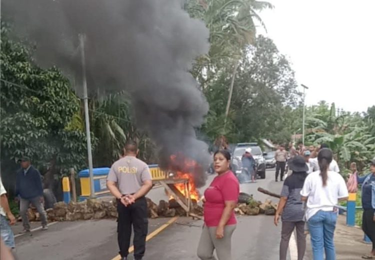 Imbas Surat Rekomendasi Bupati SBB dan DPRD, Warga Palang Jalan Tuntut Kepastian Nasib