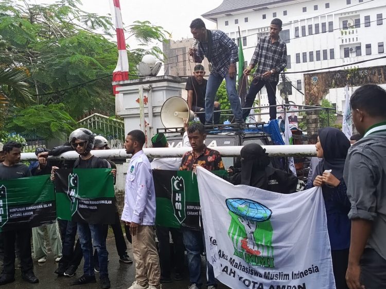Mahasiswa di Ambon Gelar Aksi Demo Perihal Pernyataan Kontroversial Wagub Abdullah Vanath