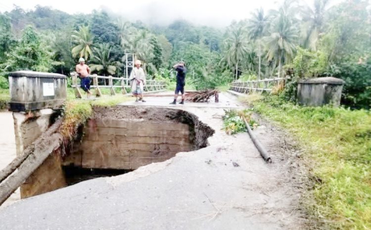 Jembatan Air Besar di Huamual Runtuh Dihantam Banjir, Transportasi Roda Empat Putus