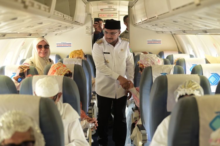 Bupati SBT Sambut Kedatangan Jemaah Haji di Bandara Kufar