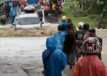 Banjir Rendam Ruas Jalan, Warga Hualoy Sukarela Bantu Pengendara yang Melintas