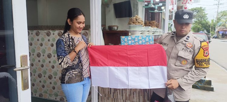 Jelang HUT ke-80 RI, Polda Maluku Bagikan 132 Bendera Merah Putih di Negeri Passo