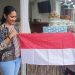 Jelang HUT ke-80 RI, Polda Maluku Bagikan 132 Bendera Merah Putih di Negeri Passo